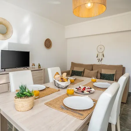 Host Wise - Charming And Cozy Flat With Balcony شقة